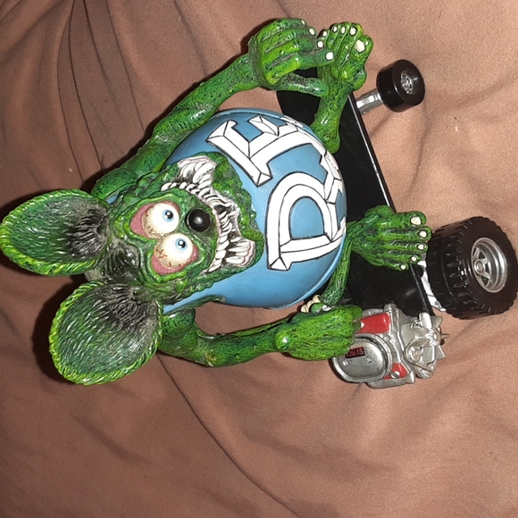Rat Fink Figurine with  Motorized Skateboard - Picture 3 of 9